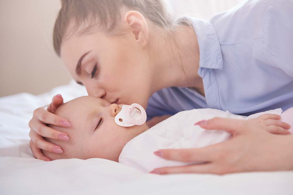 Kasur American Pillo - Ibu mencium bayi